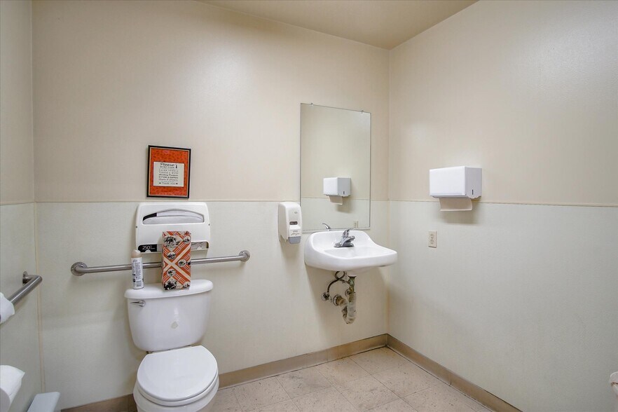 More Photos Of 354 1st St, Hollister Freestanding For Lease