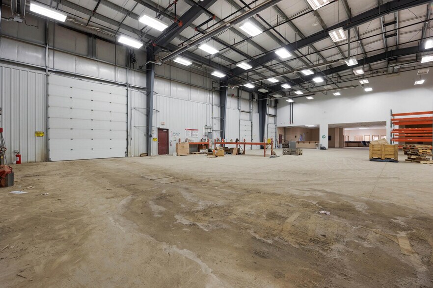 More Photos Of 105 Oak Crt, Anzac Warehouse For Sale