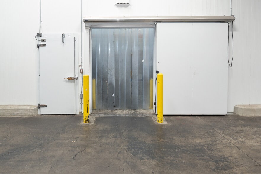 More Photos Of 5921-5923 Lakeshore Dr, Cypress Warehouse For Sale