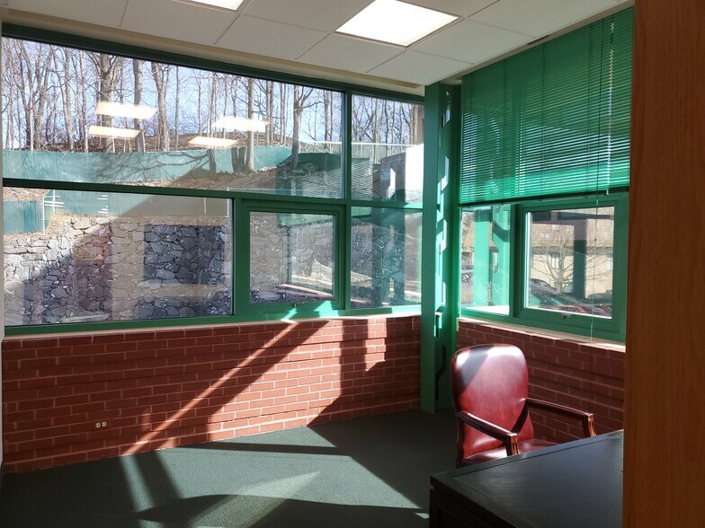More Photos Of 263 Glenville Rd, Greenwich Storefront Retail Office For Lease