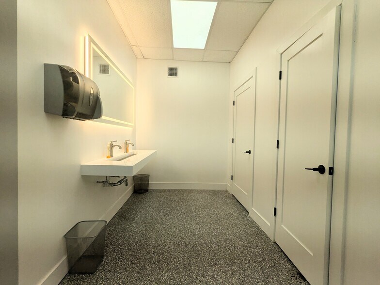 More Photos Of 179 N Main St, Freeport Storefront Retail Office For Lease