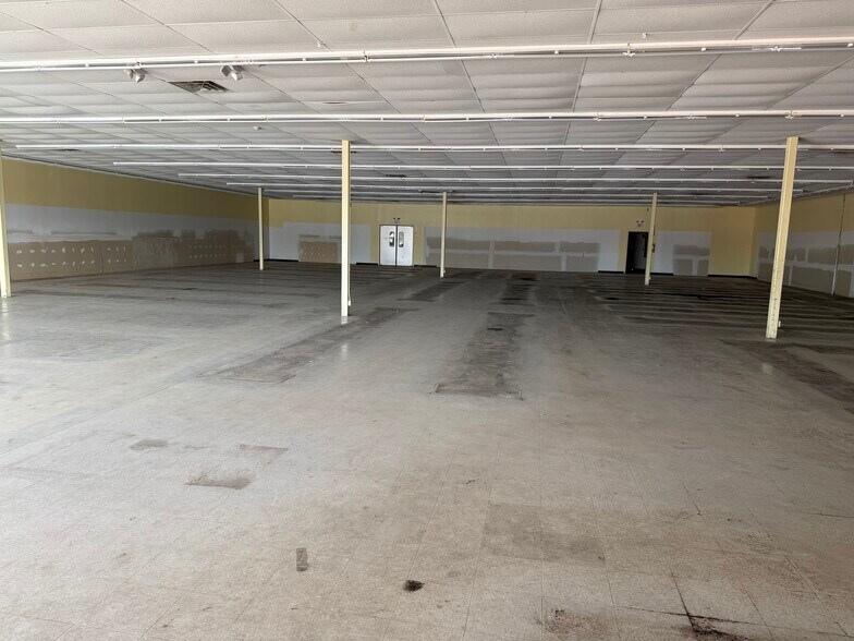 More Photos Of 300-320 Wolf River Plz, New London Freestanding For Lease