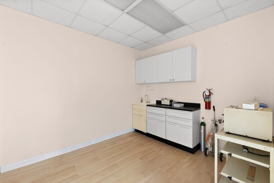 More Photos Of 611 Druid Rd E, Clearwater Medical For Sale