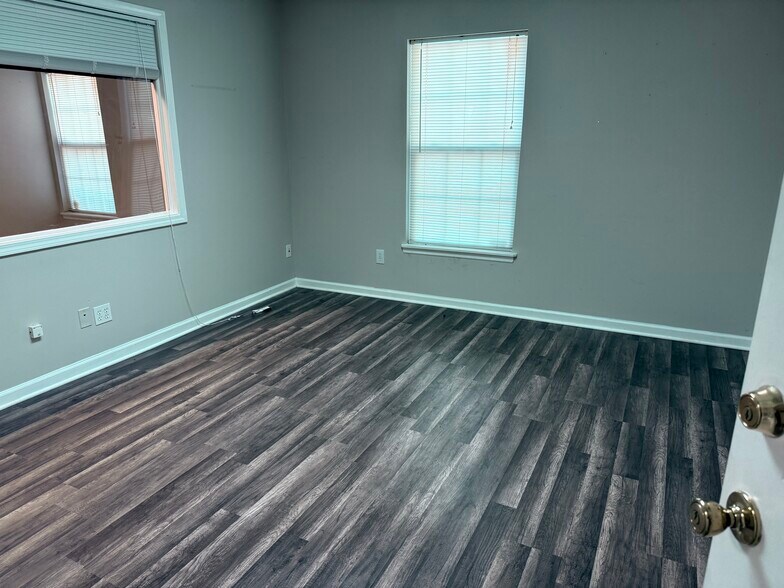 More Photos Of 1910 Garden Springs Dr, Lexington Office For Lease