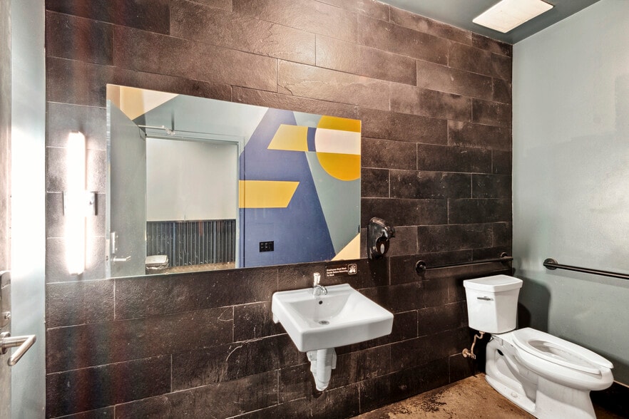 More Photos Of 1131 Tchoupitoulas St, New Orleans Storefront Retail Office For Sale