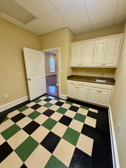 More Photos Of 641 S Broadway Ave, Tyler Unknown For Lease