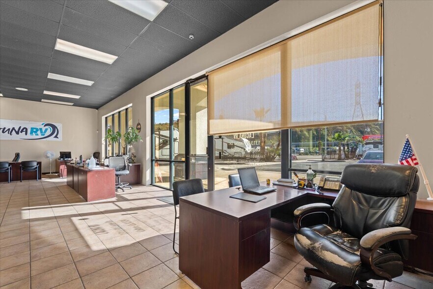 More Photos Of 1313 Rv Center Dr, Colton Auto Dealership For Lease