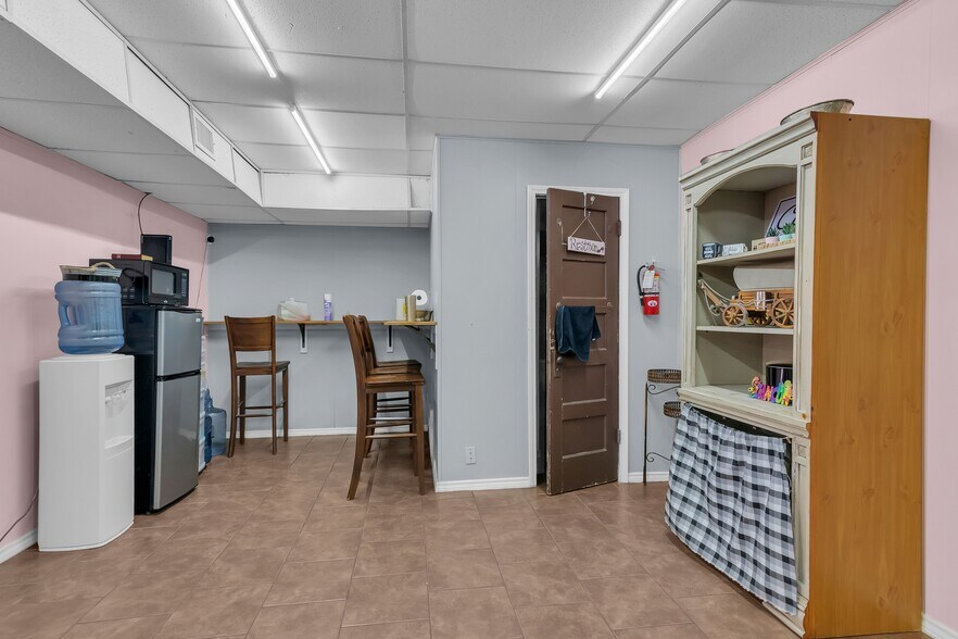 More Photos Of 4600 NE 28th St, Haltom City Storefront Retail Office For Sale