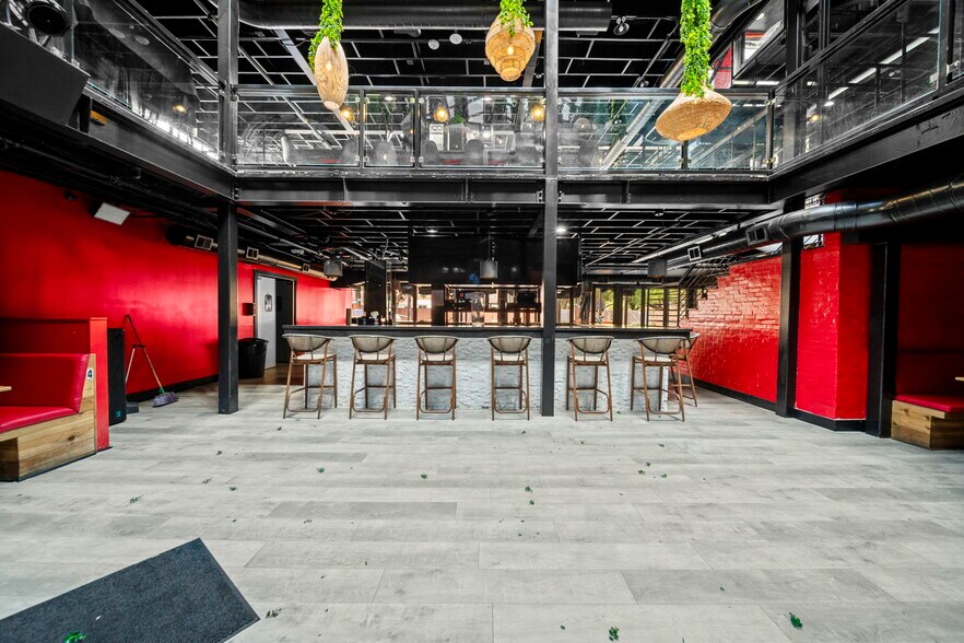 More Photos Of 1916 Baldwin St, Houston Bar For Lease