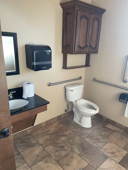 More Photos Of 908 SW 107th St, Oklahoma City Medical For Lease