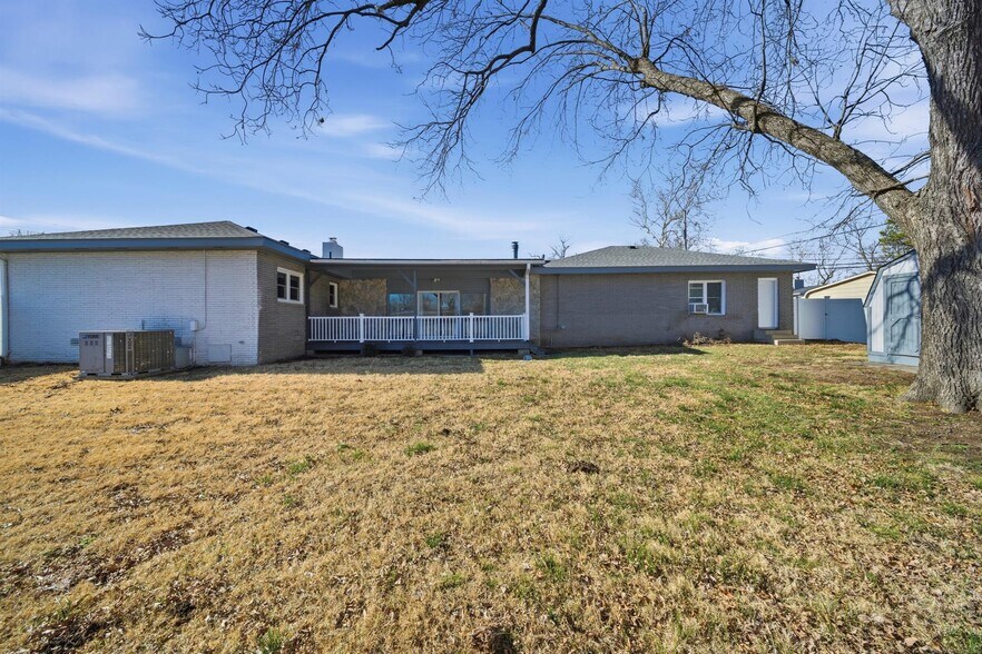 More Photos Of 1718 W Broadway St, Collinsville Office Residential For Sale