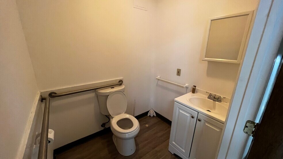 More Photos Of 25 S Broad St, Nazareth Medical For Lease