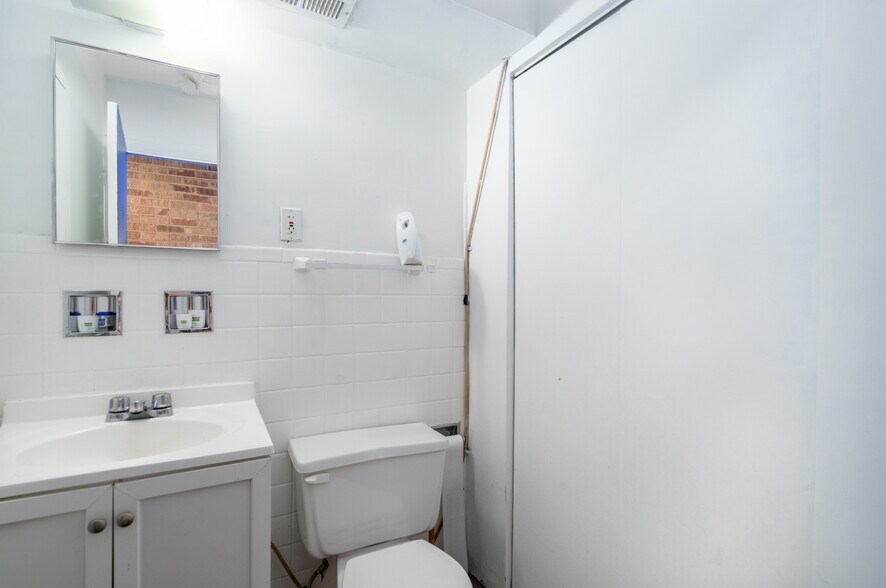 More Photos Of 3100 S Oak Park Ave, Berwyn Office For Sale