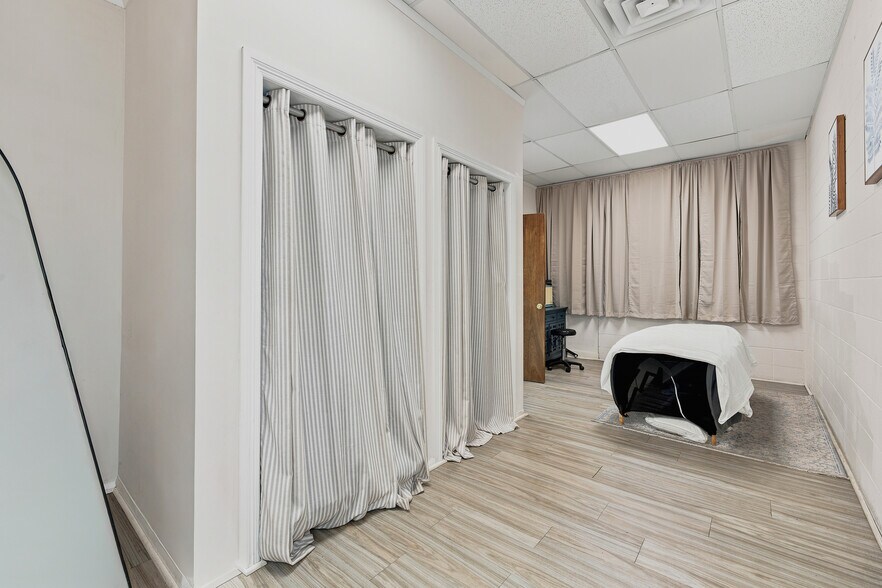 More Photos Of 20 Town Sq, Greenwood Health Club For Sale