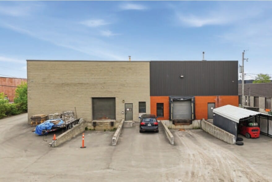 More Photos Of 8905 Boul Henri-Bourassa O, Saint-Laurent Showroom For Sale