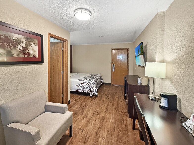 More Photos Of 5020 NE 14th St, Des Moines Hotel For Sale