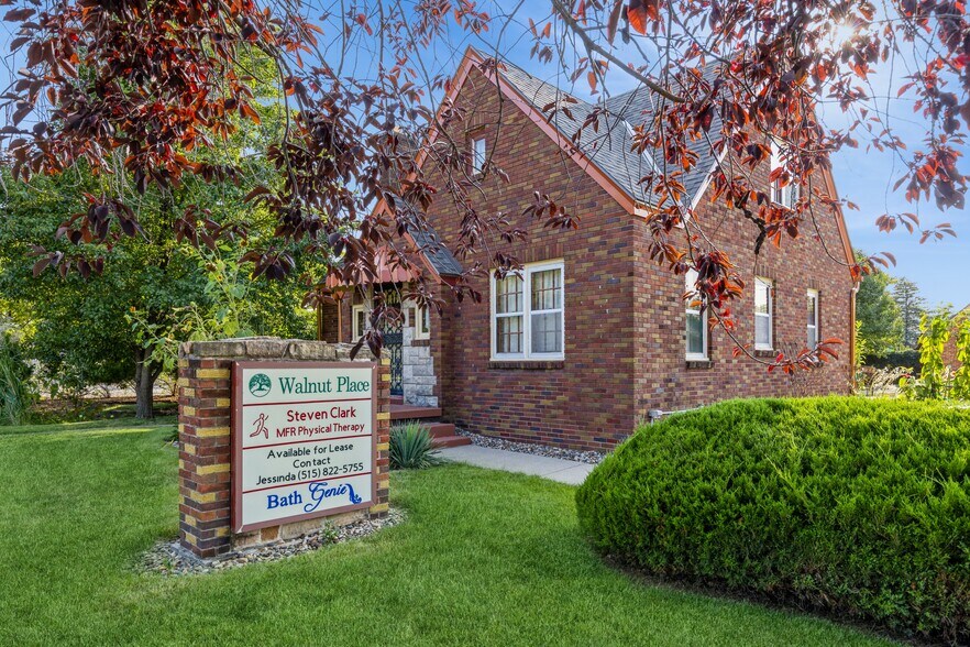 More Photos Of 324 1st St, Des Moines General Retail For Sale