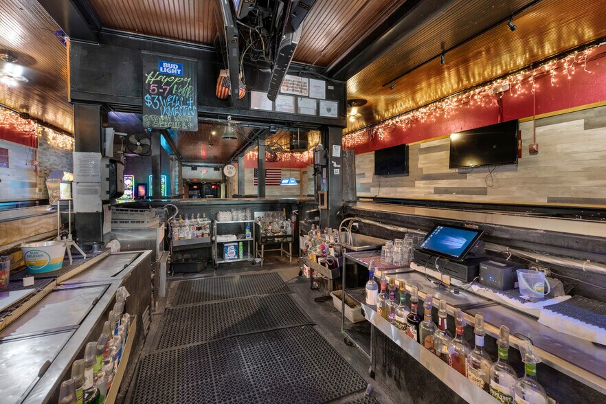 More Photos Of 139 E Hopkins St, San Marcos Bar For Sale
