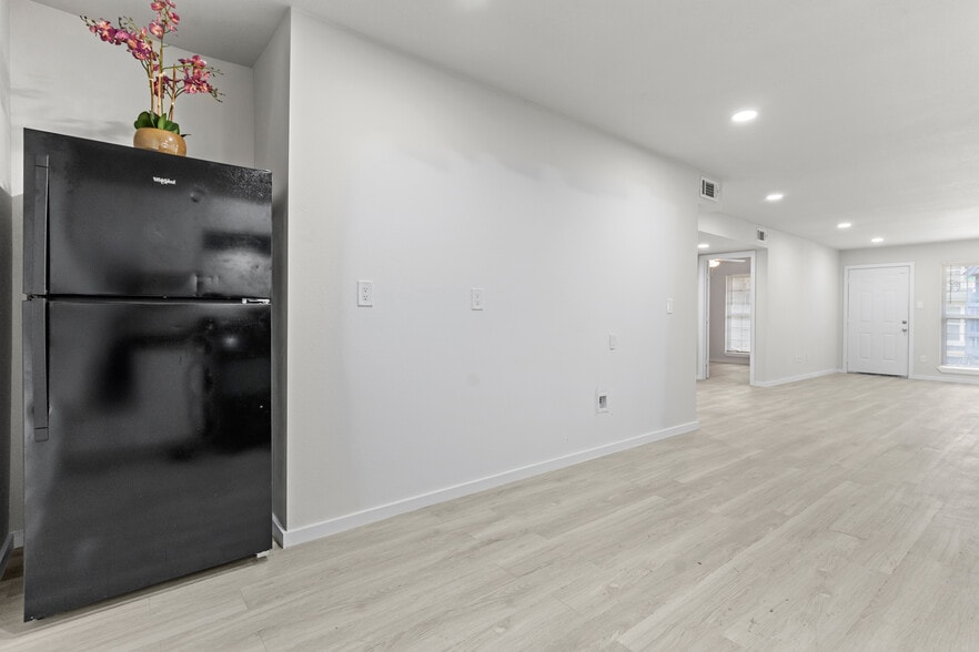 More Photos Of 8330 Carvel Ln, Houston Apartments For Sale