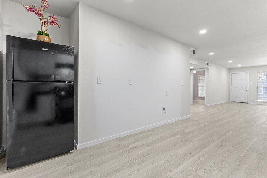 More Photos Of 8330 Carvel Ln, Houston Apartments For Sale