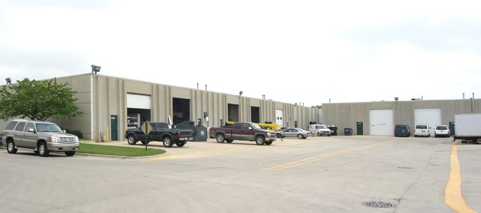 More Photos Of 400-428 W 5th Ave, Naperville Light Distribution For Lease