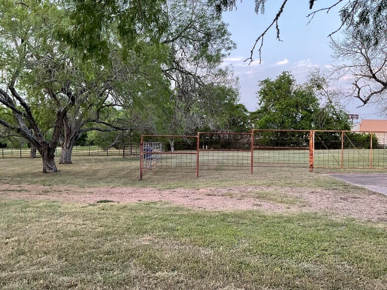 More Photos Of 1310 W Grand Ave, Yoakum Veterinarian Kennel For Sale