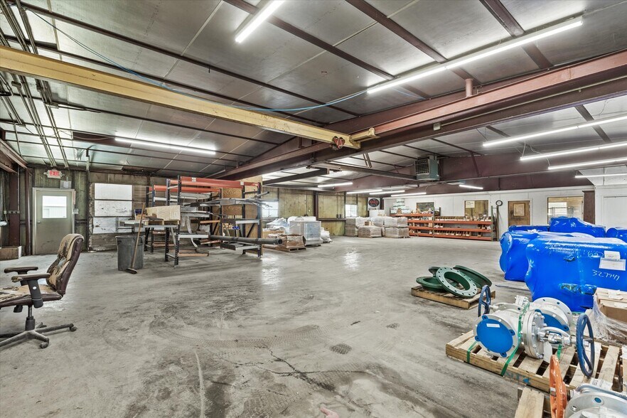 More Photos Of 2305 N Main St, Cleburne Flex For Sale