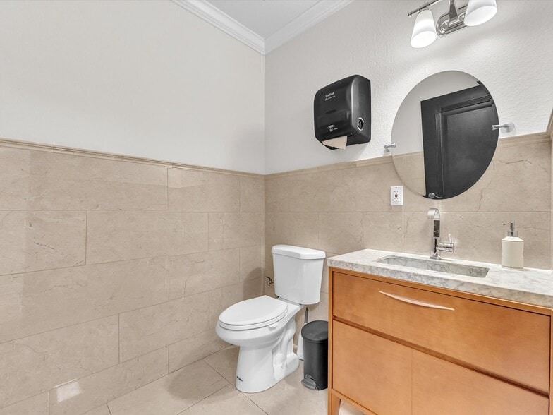 More Photos Of 2470 NW 102nd Pl, Doral Storefront Retail Office For Sale