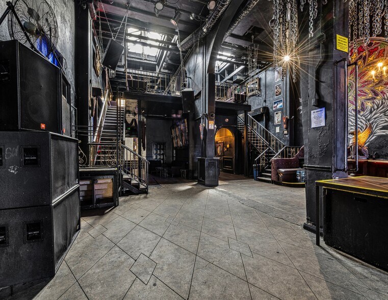More Photos Of 6646 Hollywood Blvd, Hollywood Storefront Retail Office For Sale