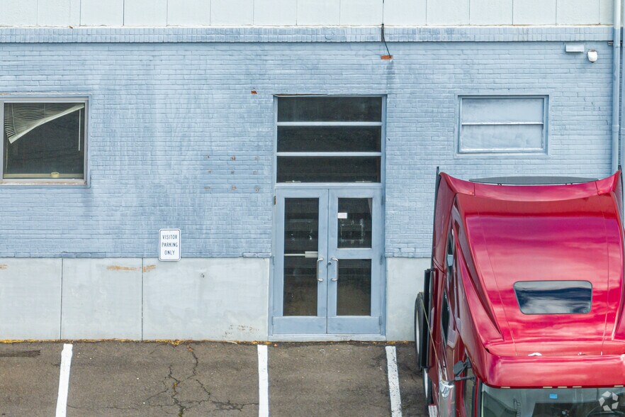 More Photos Of 16 Van Dyke Ave, New Brunswick Warehouse For Lease