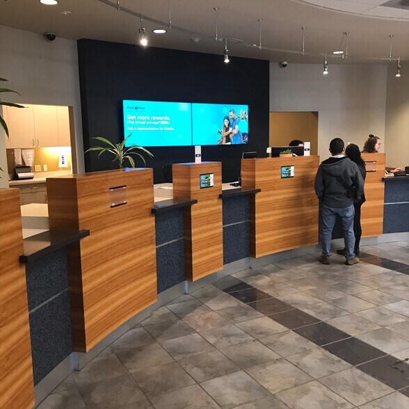 More Photos Of 17877 NW Evergreen Pky, Beaverton Bank For Lease