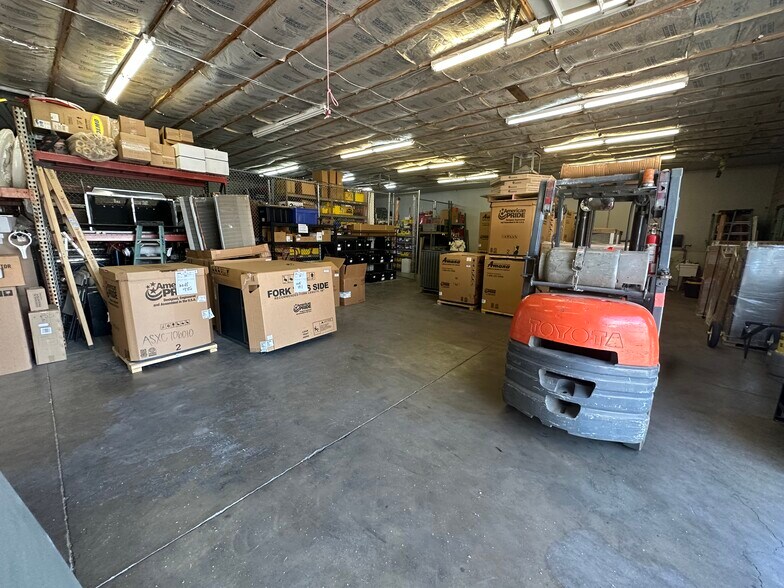 More Photos Of 7611 N 74th Ave, Glendale Warehouse For Lease