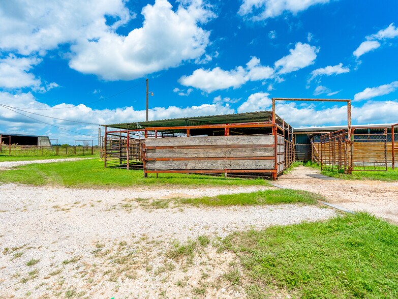 More Photos Of 1853 S Broadway St, Coalgate Flex For Sale