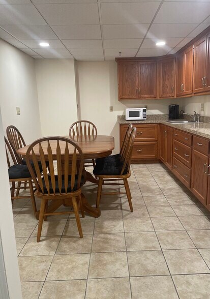 More Photos Of 31 N Spruce St, Elizabethtown Office Residential For Lease