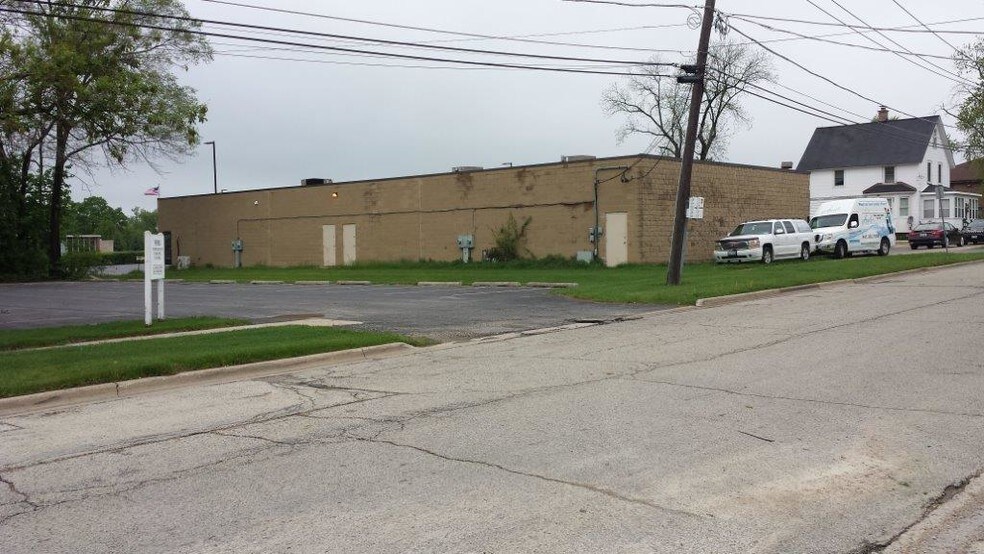 More Photos Of 214 S Hager Ave, Barrington Light Manufacturing For Lease