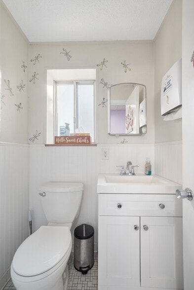 More Photos Of 4680 Dixie Hwy, Waterford Freestanding For Sale