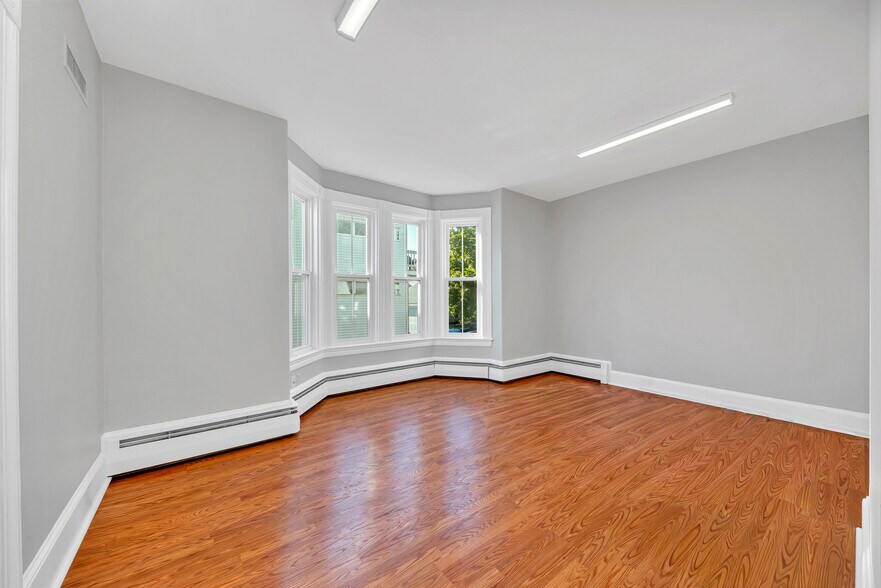 More Photos Of 68 Park St, Andover Office For Sale
