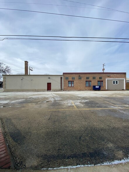 More Photos Of 703 Childs St, Wheaton Veterinarian Kennel For Lease