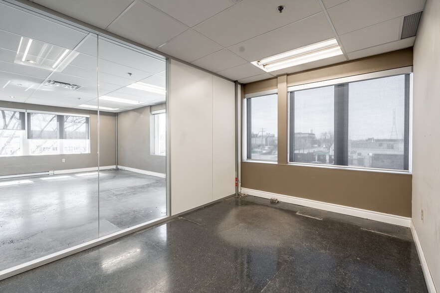 More Photos Of 115 Rue de Lauzon, Boucherville Manufacturing For Lease