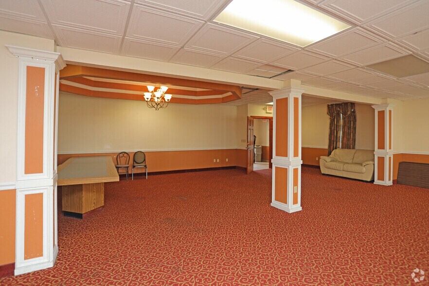 More Photos Of 127 Ontario Dr, Mount Hope Hotel For Sale