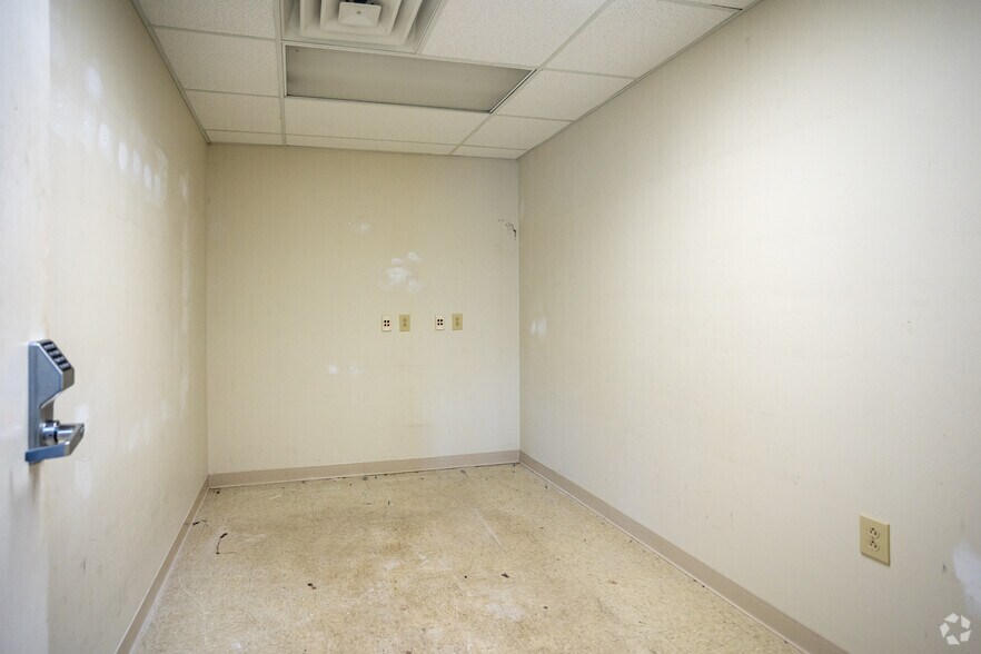 More Photos Of 3176 Linden Dr, Bristol Freestanding For Sale