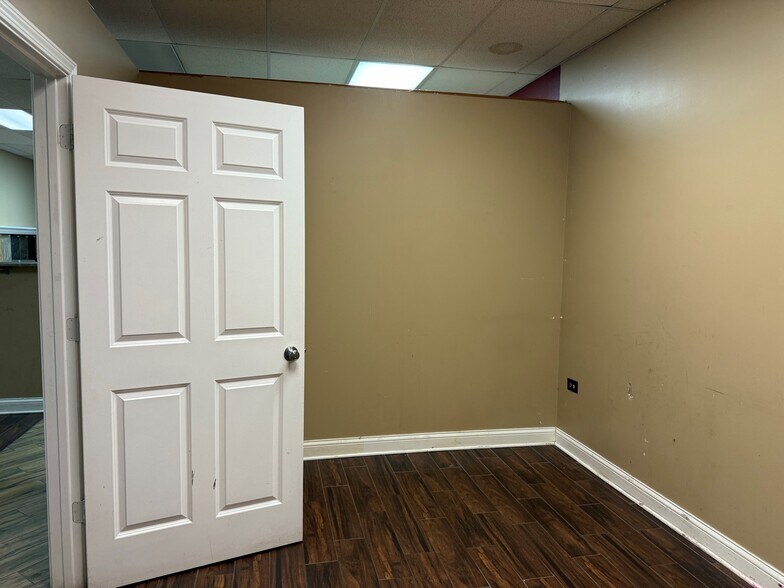 More Photos Of 307 W Main St, Plainfield General Retail For Lease