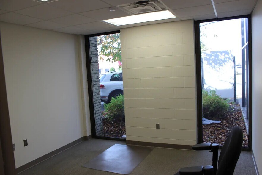More Photos Of 2210 Meadow Dr, Louisville Office For Sale