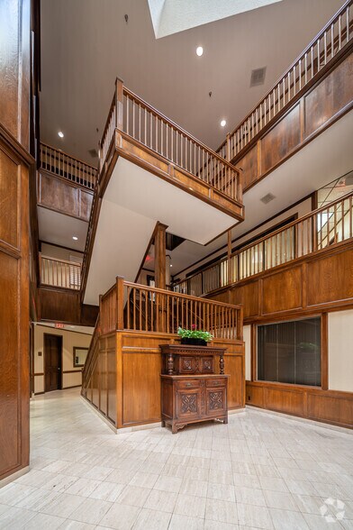 More Photos Of 950 Echo Ln, Houston Office For Lease