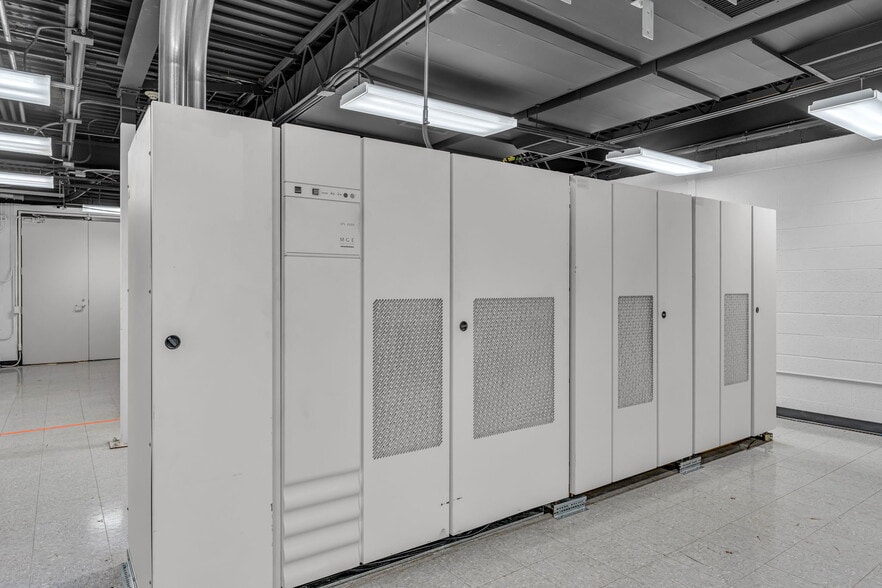 More Photos Of 400 SE Jefferson St, Topeka Flex For Sale