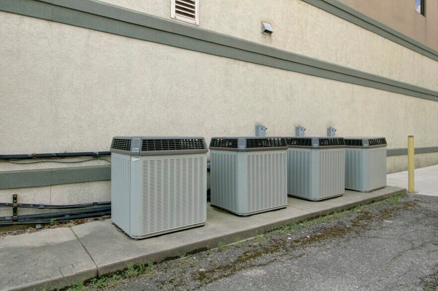 More Photos Of 224 E Main St, Ottawa Office For Sale