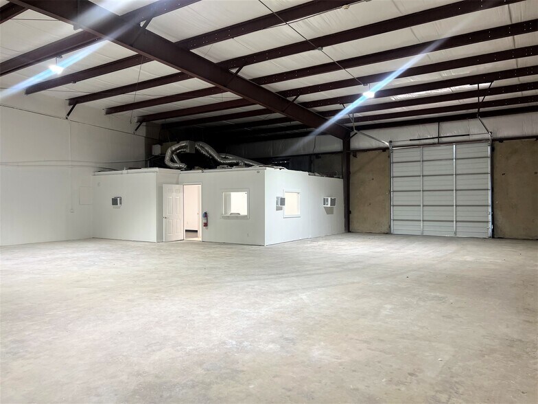 More Photos Of 801 Secretary Dr, Arlington Warehouse For Lease