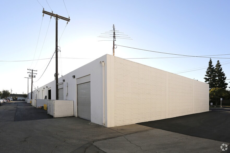 More Photos Of 301 W Dyer Rd, Santa Ana Manufacturing For Lease
