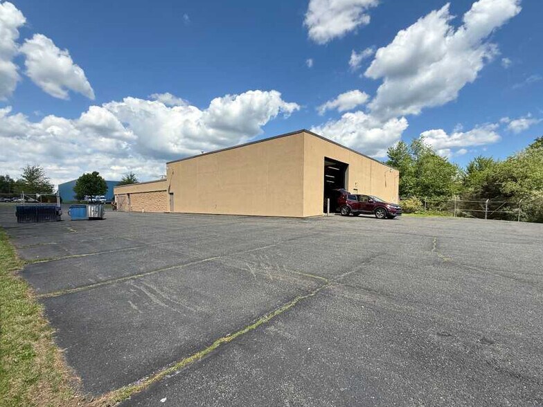 More Photos Of 2075 Quaker Pointe Dr, Quakertown Light Manufacturing For Sale