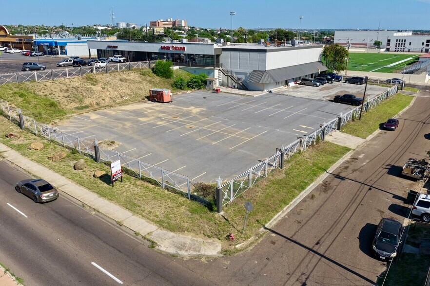 More Photos Of 201 E Clark Blvd, Laredo Storefront For Lease